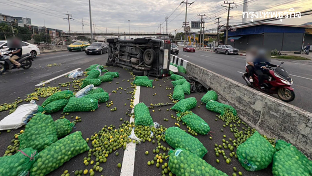 กระทบคนปทุมธานี พหลโยธิน รถติดมาก รถชน 3 คันซ้อน - กระบะมะนาวคว่ำ