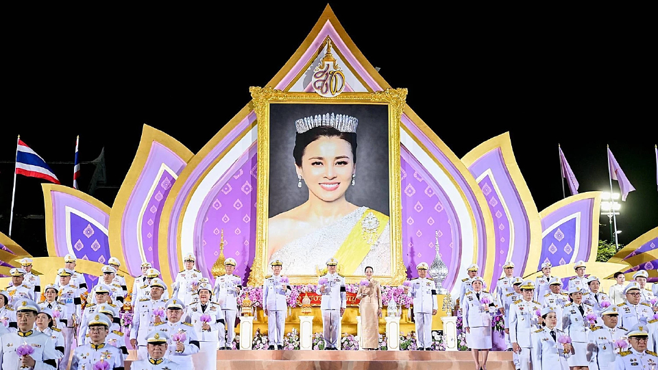 นายกฯ นำจุดเทียนถวายพระพรชัยมงคล สมเด็จพระนางเจ้าฯ พระบรมราชินี เฉลิมพระชนมพรรษา 4 รอบ