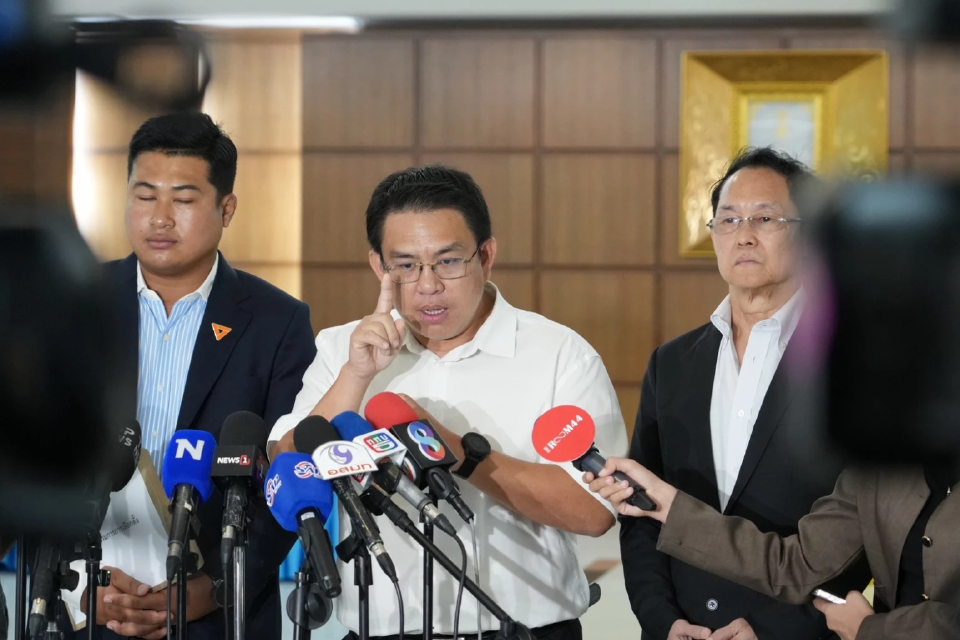 ปชน.ลุยร้อง ป.ป.ช.-กกต.สอบปมแชตไลน์หลุด 'ช่วยน้ำเงินด้วย'