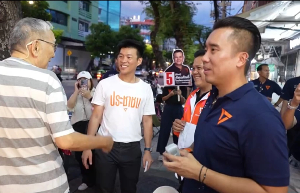 'เท้ง' ควง 'จรยุทธ' นำทีมผู้สมัคร สก.หาเสียงบางคอแหลม-ยานนาวา