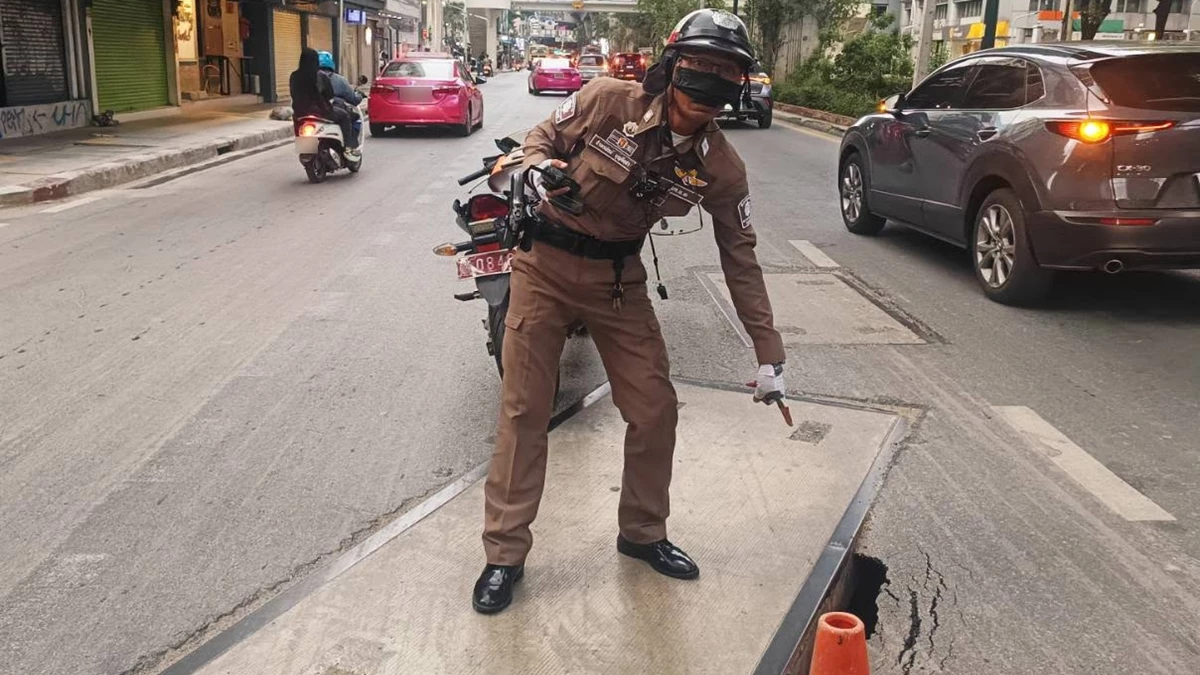 ด่วน! เลี่ยงเส้นทาง ถนนพญาไททรุดเป็นหลุม ใกล้แยกราชเทวี รถเริ่มติดหนัก