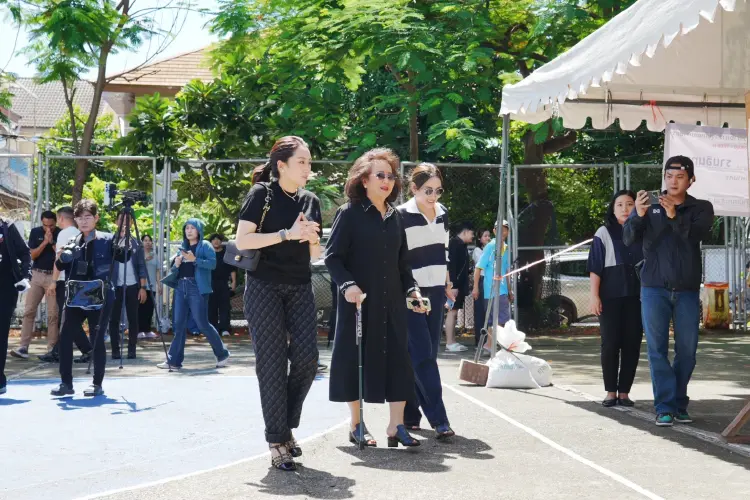 'อิ๊งค์-เอม' ควง 'พจมาน' ใช้สิทธิ์เลือกตั้ง ผู้ว่าฯ กทม.-ส.ก.