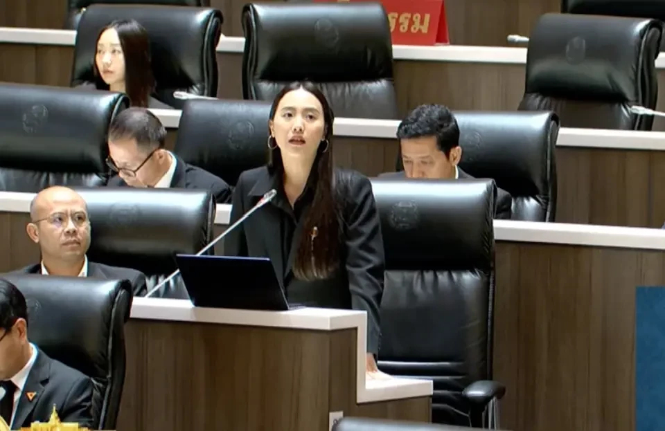 ‘ไชยชนก’ เดินไปคุย ‘ไอซ์’ กลางสภาฯ เปิดโทรศัพท์ให้กันดูด้วย