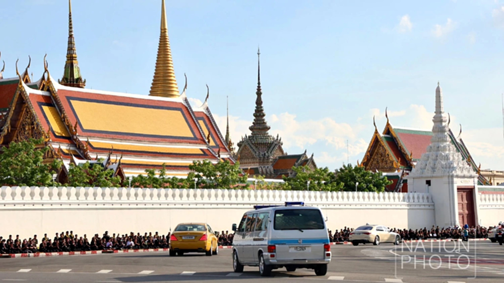 ในหลวง-พระราชินี เสด็จฯ นำขบวนเชิญพระศพ “เจ้าฟ้าพัชรกิติยาภาฯ” สู่พระบรมมหาราชวัง