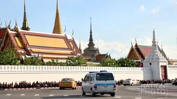 ในหลวง-พระราชินี เสด็จฯ นำขบวนเชิญพระศพ “เจ้าฟ้าพัชรกิติยาภาฯ” สู่พระบรมมหาราชวัง