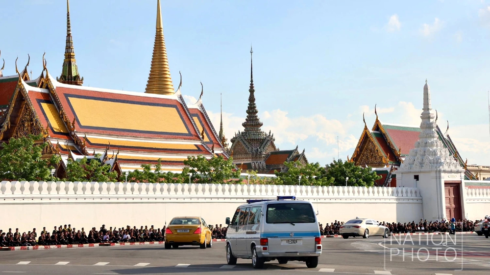 ในหลวง-พระราชินี เสด็จฯ นำขบวนเชิญพระศพ “เจ้าฟ้าพัชรกิติยาภาฯ” สู่พระบรมมหาราชวัง