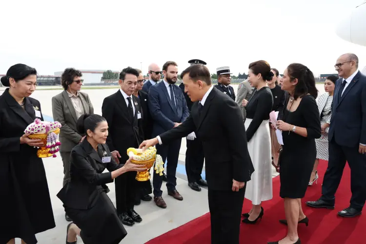 ในหลวง-พระราชินี เสด็จฯ ถึงฝรั่งเศส เจ้าฟ้าสิริวัณณวรี เฝ้าฯ รับเสด็จ