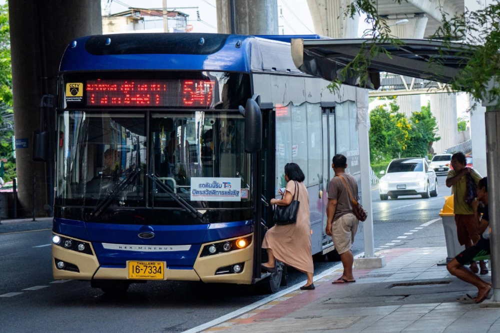 ‘ไทยสมายล์บัส’ เปิดรับ ‘บัตรสวัสดิการแห่งรัฐ’ ครบ 124 เส้นทาง ใช้บนรถได้ทุกคัน