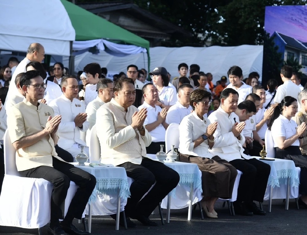 ที่ปรึกษานายกฯเป็นประธานตักบาตรทางน้ำ เฉลิมพระเกียรติราชินี