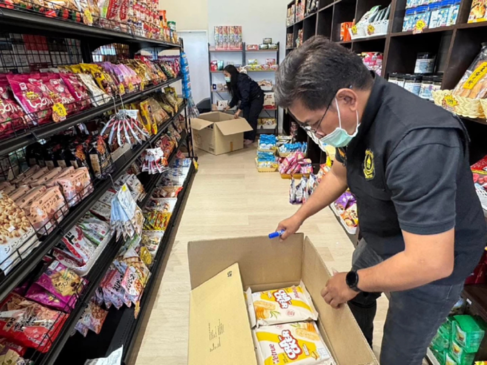 'ศุลกากรช่องจอม' ปูพรมจับ 'ขนม-เครื่องดื่ม ตปท.เถื่อน' กลางโคราช
