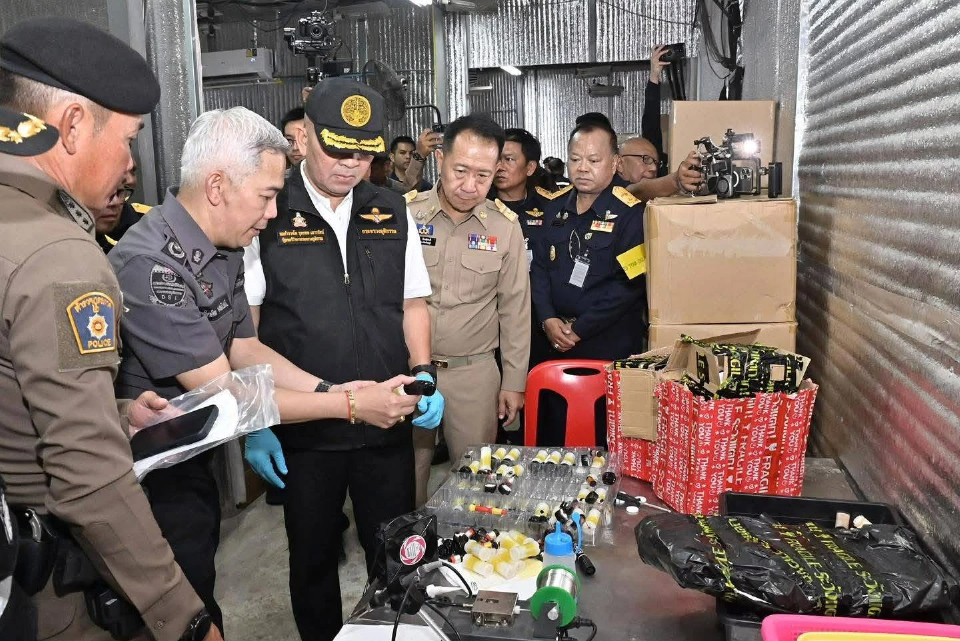 เบื้องหลัง ทลายโรงงานผลิตบุหรี่ไฟฟ้า ส่งขายทั่วประเทศ จับยึดของกลาง
