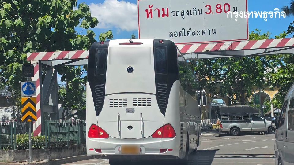 เป็นรื่องแล้ว กระทบคนฝั่งธนฯ รถบัสติดคานสะพานพุทธ เมินป้ายเตือน
