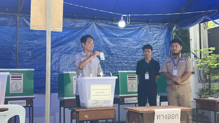 'ปชป.-อนุชา' ทยอยใช้สิทธิ์เลือกตั้ง กทม.ห่วงคนใช้สิทธิ์น้อย
