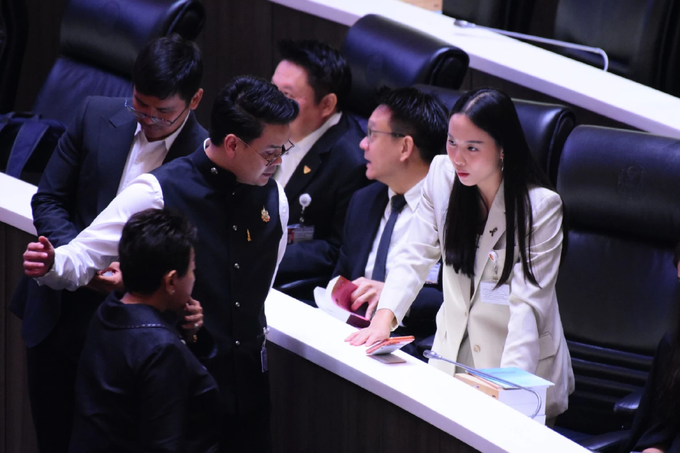 ‘รักชนก’ เฉลยปมคุย ‘ไชยชนก’ กลางที่ประชุมสภา ปัดมีดีลการเมือง