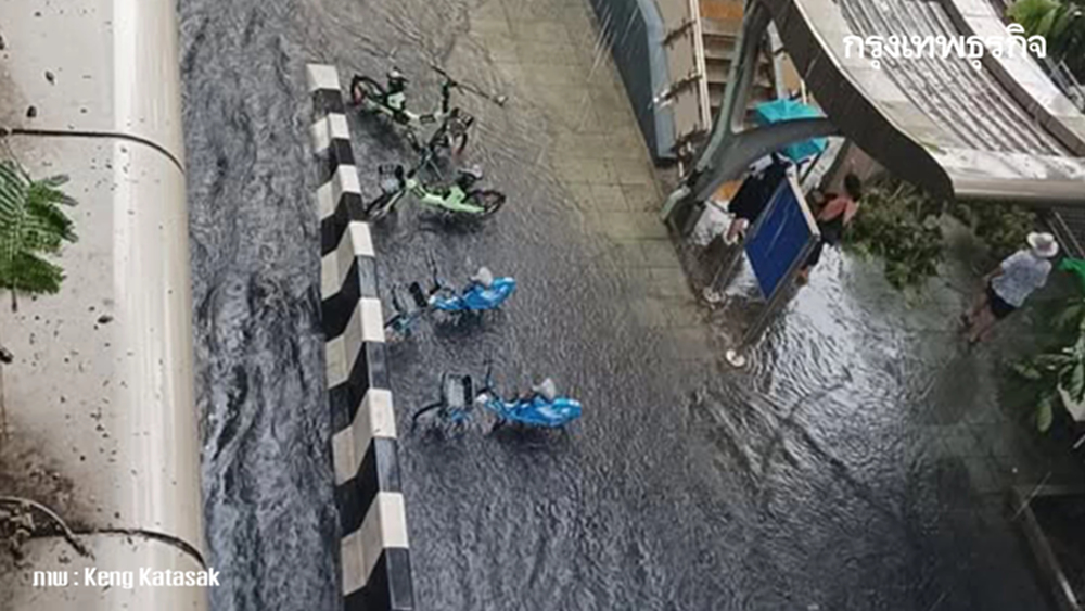 ทั่วกรุงเทพ ฝนตกหนัก มืดฟ้ามัวดิน พหลโยธิน - ม.เกษตร น้ำท่วม รถติด