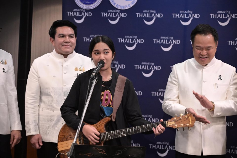 ‘อนุทิน’ เปิดทำเนียบฯ ต้อนรับ ‘เนเน่ รอยัล’ โชว์ร้องเล่นสด หูเคลือบทอง รัฐบาลพร้อมหนุนค่าใช้จ่ายแข่งเวที AGT