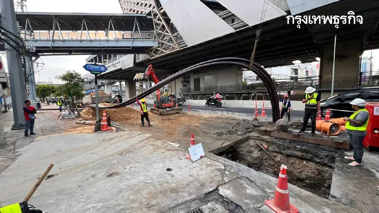 งานก่อสร้างยังไม่เสร็จ! รถติด ศรีนครินทร์-พัฒนาการ ผู้ใช้ทางเลี่ยง