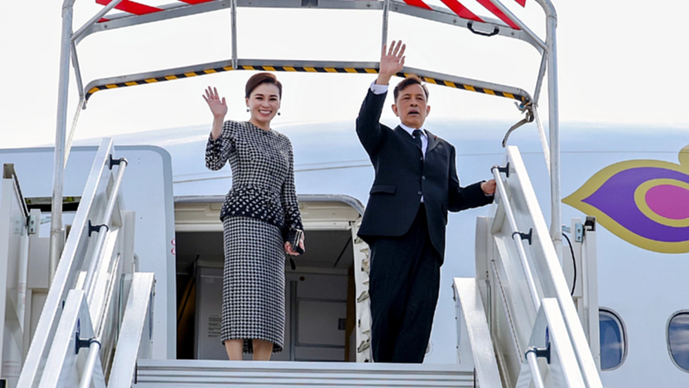 ในหลวง-พระราชินี ทอดพระเนตรการดำเนินงานของบริษัทแอร์บัส ก่อนเสด็จฯ กลับไทย