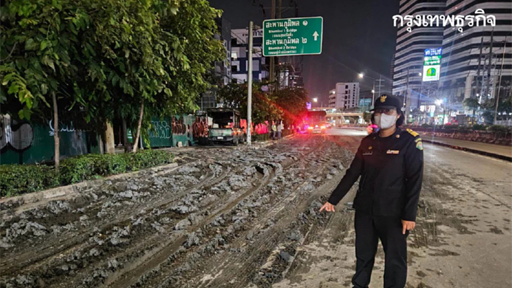 ฉีดน้ำ เคลียร์เส้นทางด่วน รถบรรทุกทำดินเลนตกหล่น ถนนพระรามที่ 3