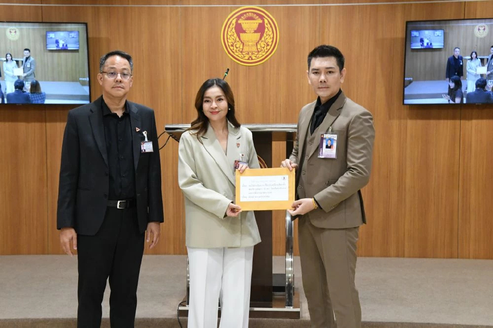 'สส.ปชน.' รับข้อเสนอ 'ทนายอั๋น' ชงอัยการ ฟ้องกลุุ่มโกง สว.