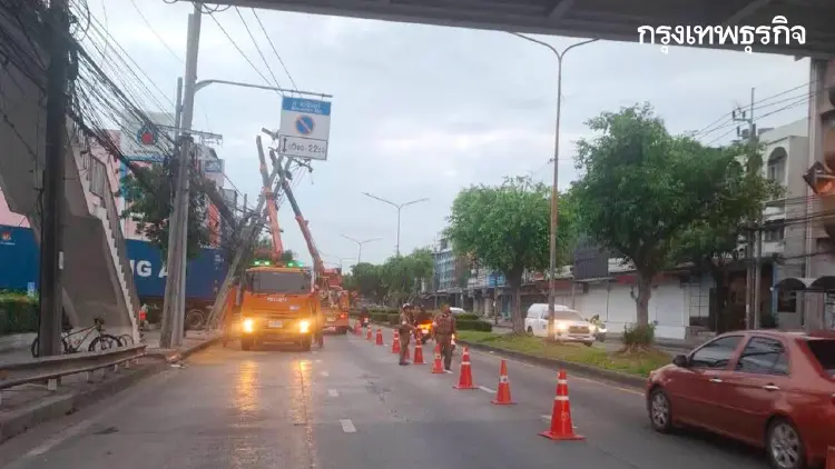 ปิดถนน 2 เลน รถติดมาก เสาไฟฟ้าเอียง ถนนนวมินทร์ ซอยนวมินทร์ 61 เร่งแก้ไข