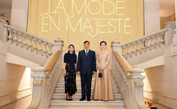 ในหลวง-พระราชินี เสด็จฯ ทอดพระเนตรนิทรรศการ “ราชพัสตราสู่สากล” ณ กรุงปารีส สาธารณรัฐฝรั่งเศส