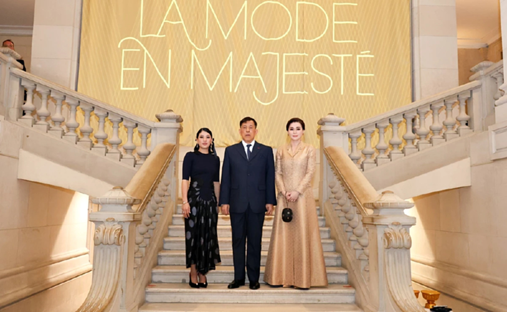 ในหลวง-พระราชินี เสด็จฯ ทอดพระเนตรนิทรรศการ “ราชพัสตราสู่สากล” ณ กรุงปารีส สาธารณรัฐฝรั่งเศส
