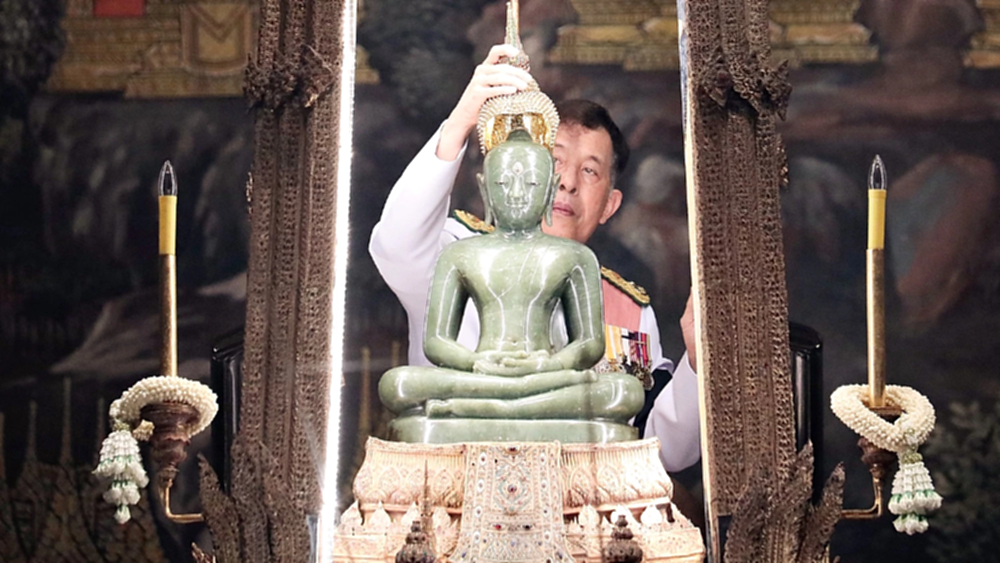 ในหลวง-พระราชินี เสด็จฯ ทรงเปลี่ยนเครื่องทรงฤดูฝน ถวายพระพุทธมหามณีรัตนปฏิมากร