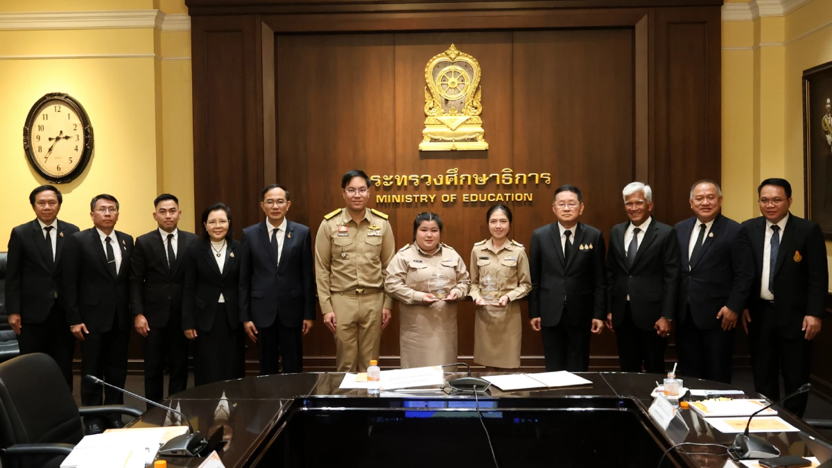คุรุสภา ยกย่อง 2 ครูฮีโร่รับรางวัล "ครูถิรคุณ" เสี่ยงชีวิตปกป้องเด็ก