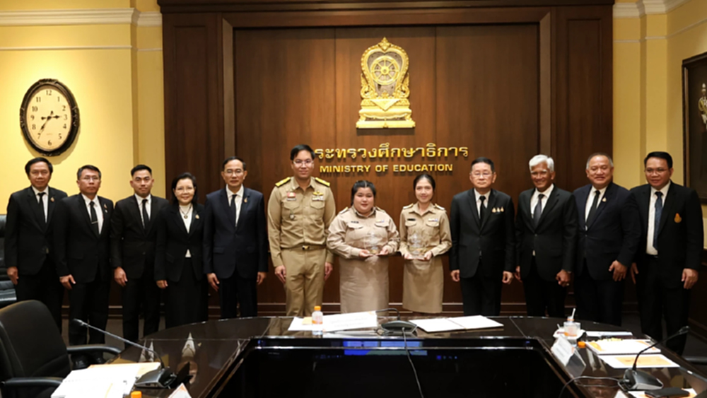 คุรุสภา ยกย่อง 2 ครูฮีโร่รับรางวัล "ครูถิรคุณ" เสี่ยงชีวิตปกป้องเด็ก