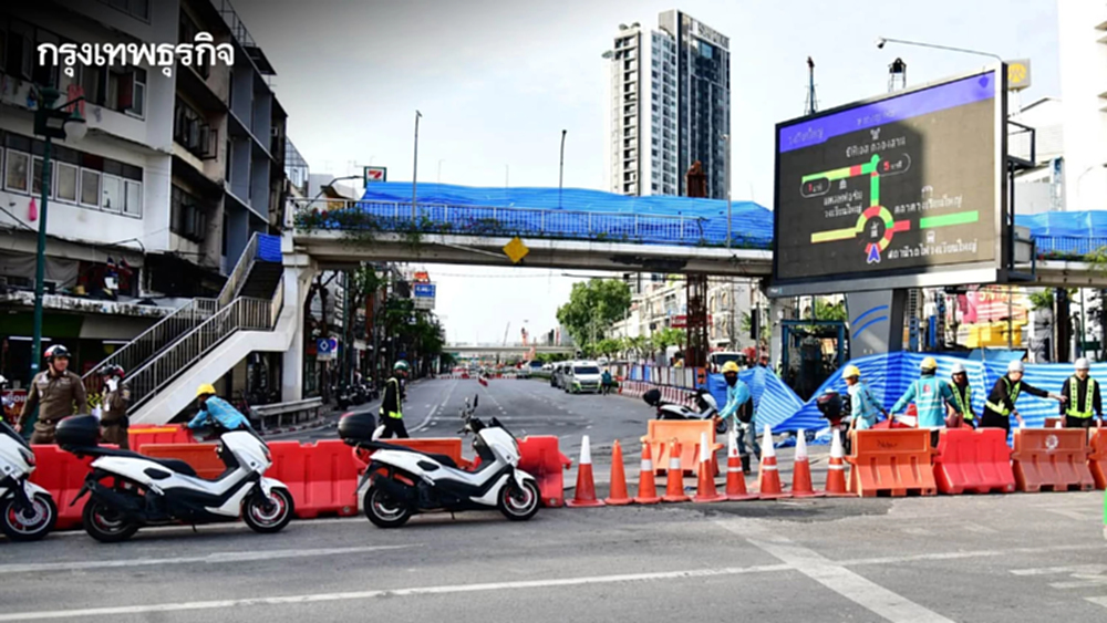 ปิดถนน ดินทรุดตัว แนะเส้นทางเลี่ยง ถนนประชาธิปก - ขสมก. ปรับเส้นทางเดินรถชั่วคราว