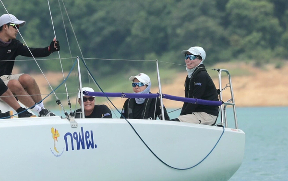 พระราชินี ทรงเรือใบ THA48 ในกิจกรรมเฉลิมพระเกียรติฯ ณ เขื่อนรัชชประภา