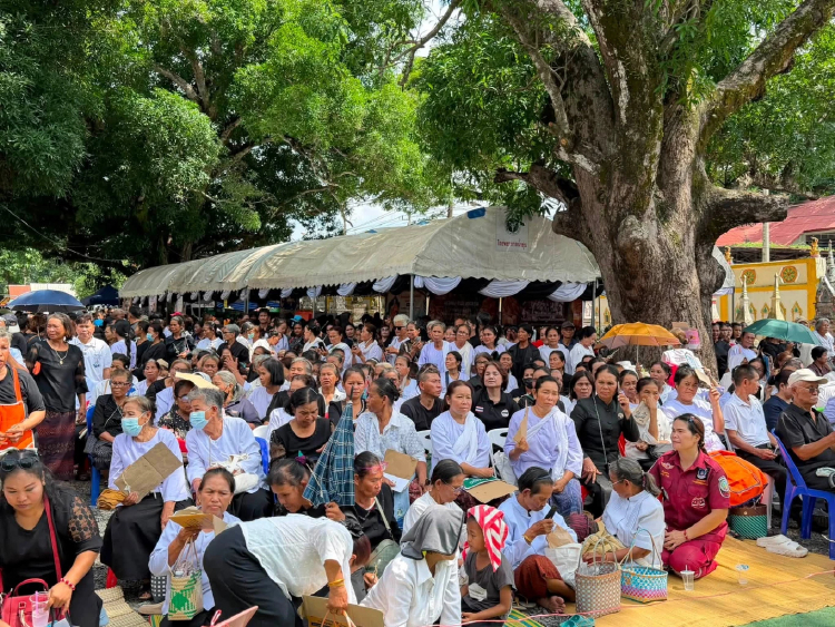 ทั่วสารทิศเกือบหมื่นคน ร่วมพิธีพระราชทานเพลิงศพพระ 7 รูป ถูกรถชนดับ
