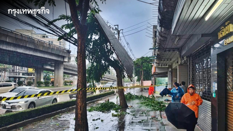 พายุฝนถล่ม ลมแรงพัดหลังคาปลิวทับสายไฟ ซอยอรุณอมรินทร์ 43 รอเครนยก-เร่งกู้ระบบไฟ