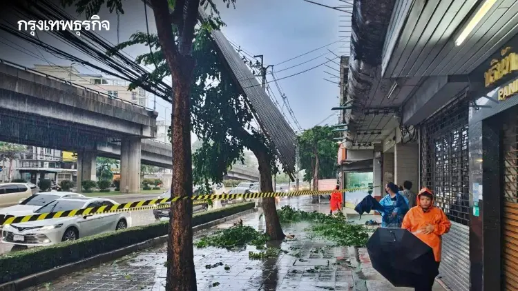 พายุฝนถล่ม ลมแรงพัดหลังคาปลิวทับสายไฟ ซอยอรุณอมรินทร์ 43 รอเครนยก-เร่งกู้ระบบไฟ