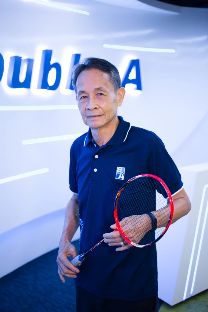 "แชมป์โลก 6 สมัย 7 เหรียญทองในวัย 84 ปี" บทเรียนชีวิตจากสนามแบดมินตันของ 'เสรี จินตนเสรี'