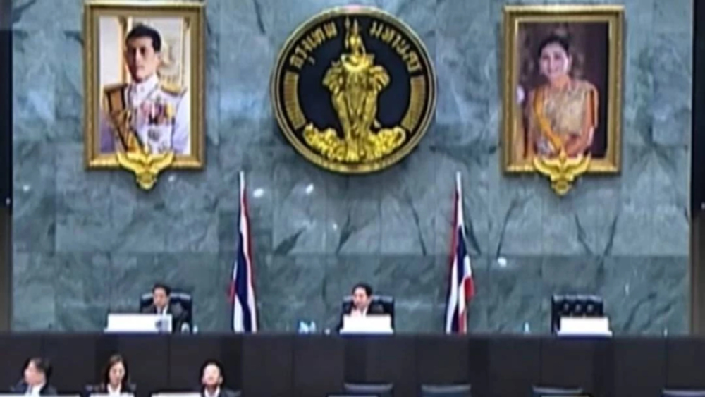 ประท้วงวุ่น ‘สภา กทม.’ ส.ก.พรรคประชาชน เสียบบัตรแทนกัน