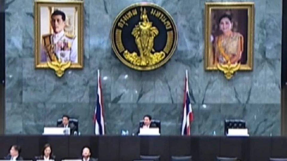 ประท้วงวุ่น ‘สภา กทม.’ ส.ก.พรรคประชาชน เสียบบัตรแทนกัน