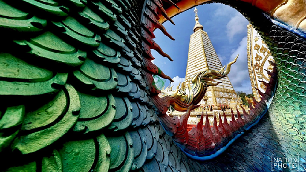 แน่นวัด! แห่ทำบุญเข้าพรรษา วัดพระธาตุหนองบัว จ.อุบลฯ ขอพรพญานาค เสริมมงคลชีวิต