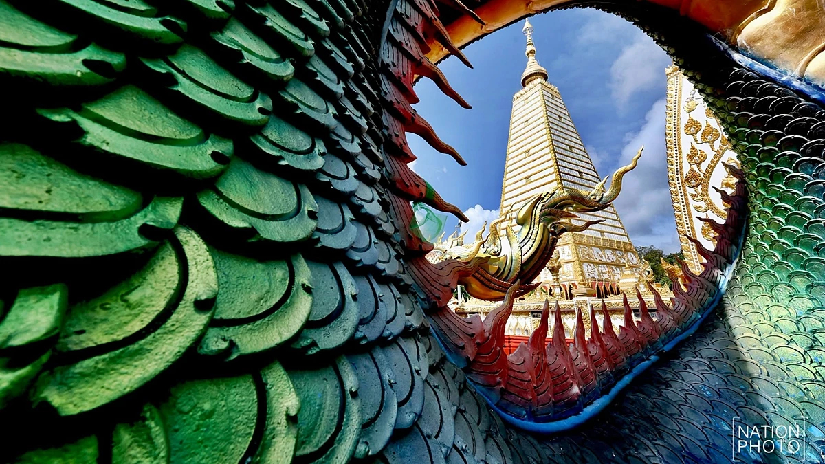 แน่นวัด! แห่ทำบุญเข้าพรรษา วัดพระธาตุหนองบัว จ.อุบลฯ ขอพรพญานาค เสริมมงคลชีวิต