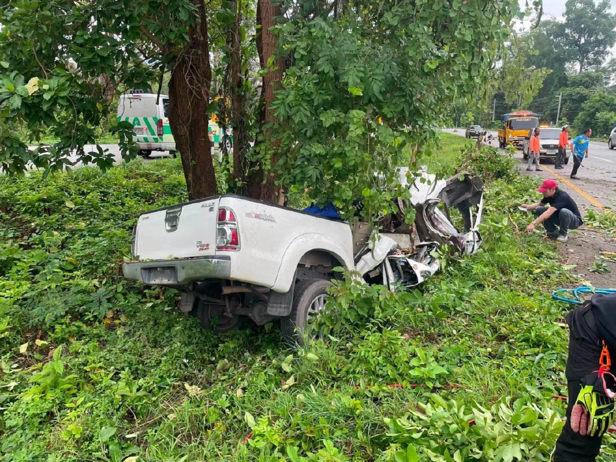 ฝนตกถนนลื่น เกิดอุบัติเหตุรถพลิกคว่ำถี่ ล่าสุดลำปางตาย 2