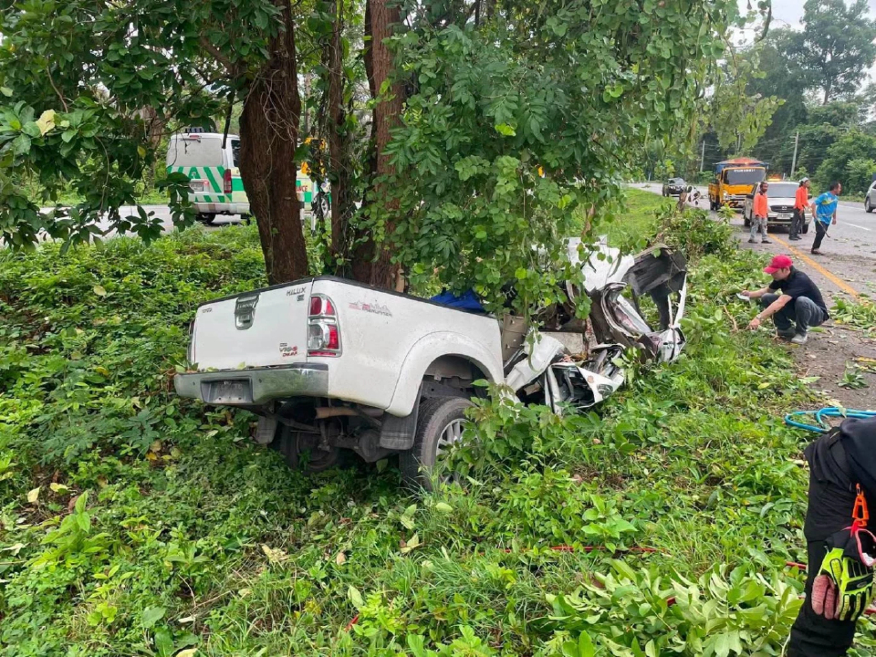 ฝนตกถนนลื่น เกิดอุบัติเหตุรถพลิกคว่ำถี่ ล่าสุดลำปางตาย 2