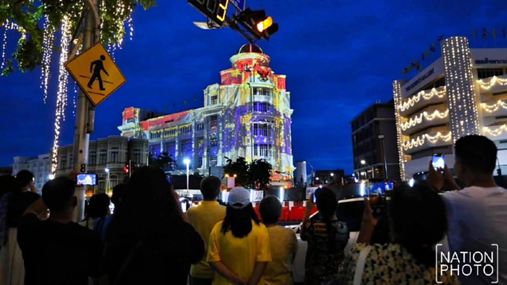 ประชาชนร่วมชม Immersive Art แสงแห่งอนาคต เฉลิมพระเกียรติ ร.10