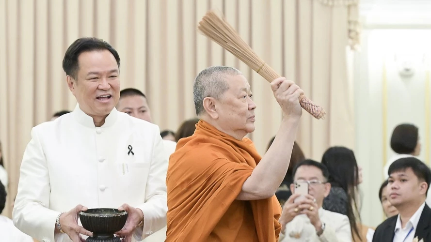 ‘เจ้าคุณธงชัย’ พรมน้ำมนต์ตึกไทยฯ ‘อนุทิน’ เผย ทำดี ไม่ต้องทำบุญใหญ่ประเทศ