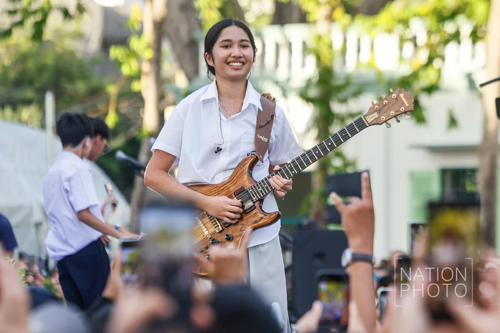 แฟนคลับทะลัก 'เนเน่ รอยัล' ระเบิดความสนุก งานสายน้ำแห่งชีวิต