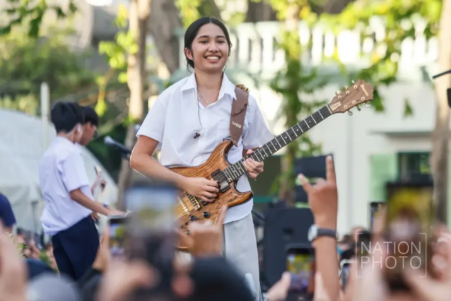 แฟนคลับทะลัก 'เนเน่ รอยัล' ระเบิดความสนุก งานสายน้ำแห่งชีวิต