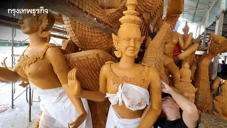ฮือฮา! แห่เทียนโชคชัย แกะสลักรูป "ลิซ่า" เป็นนางฟ้าสุดวิจิตร