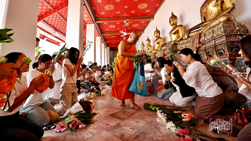 หนึ่งปีมีครั้ง “ตักบาตรดอกไม้” วัดโพธิ์ วันเข้าพรรษา 69 พุทธศาสนิกชนร่วมทำบุญแน่น