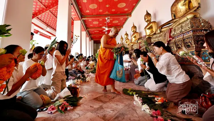 หนึ่งปีมีครั้ง “ตักบาตรดอกไม้” วัดโพธิ์ วันเข้าพรรษา 69 พุทธศาสนิกชนร่วมทำบุญแน่น