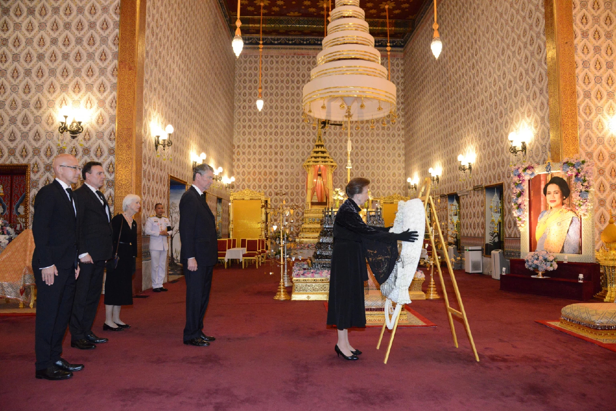 เจ้าหญิงแอนน์ ทรงวางพวงมาลาถวายราชสักการะพระโกศ พระพันปีหลวง-เจ้าฟ้าพัชรกิติยาภาฯ